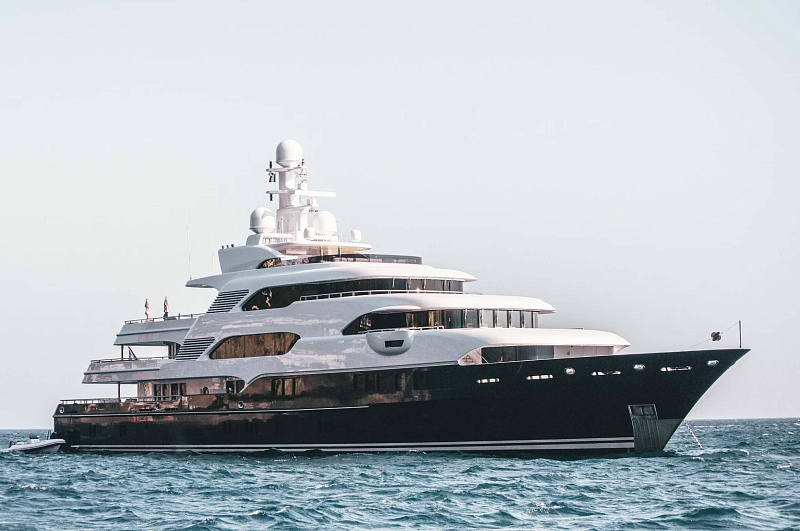 Luxury yacht (Sample)